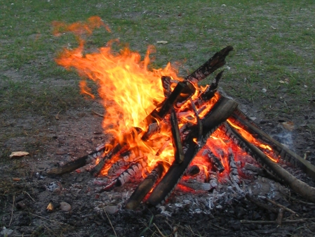 campfire - wikipedia commons